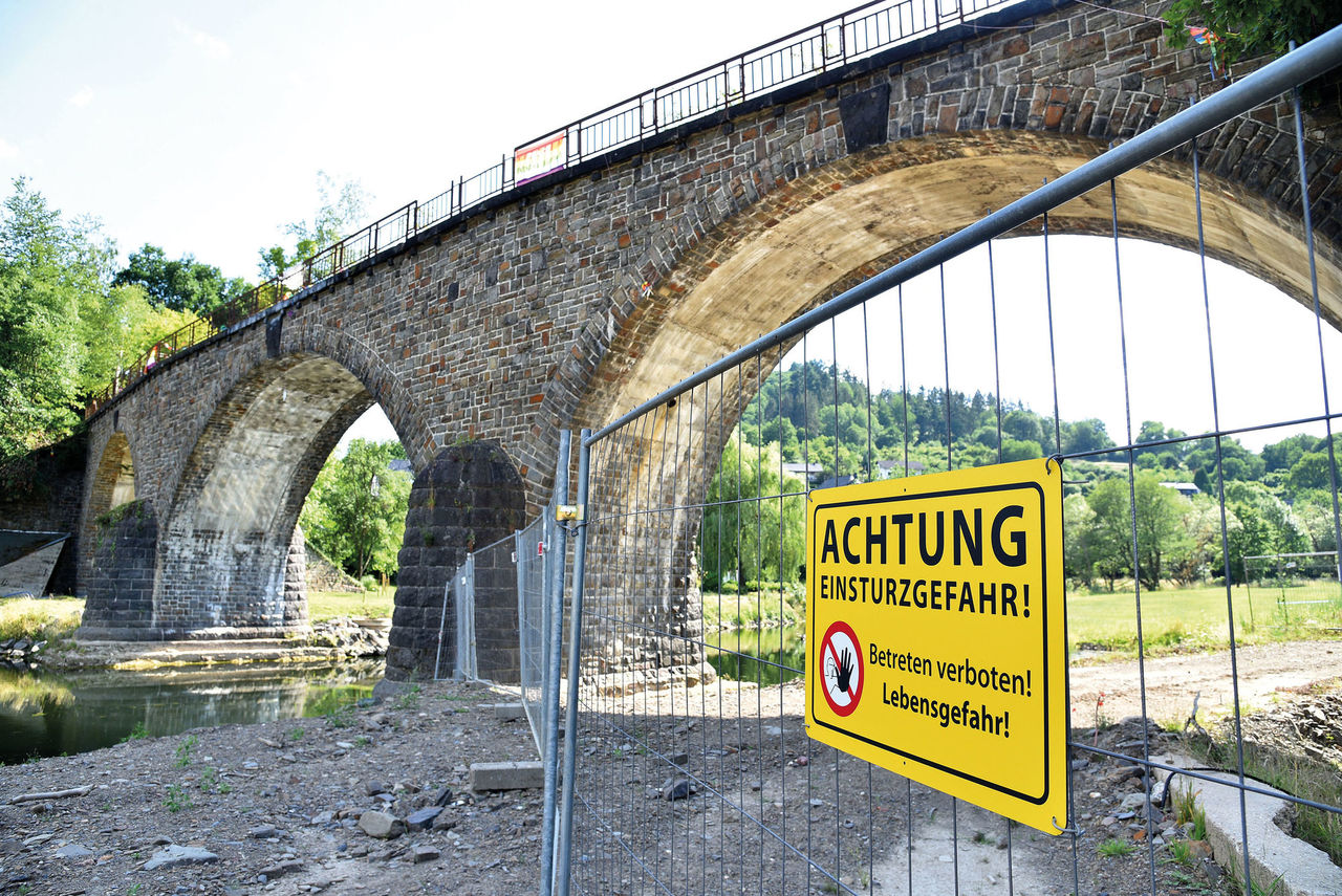 Die alte Eisenbahnbrücke in Dümpelfeld ist vom Abriss bedroht.