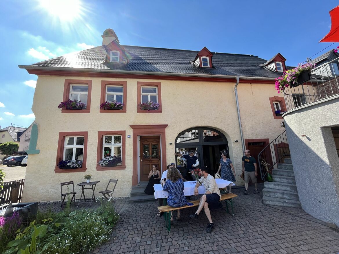 Blick in den Innenhof, im Hintergrund die historische Fassade