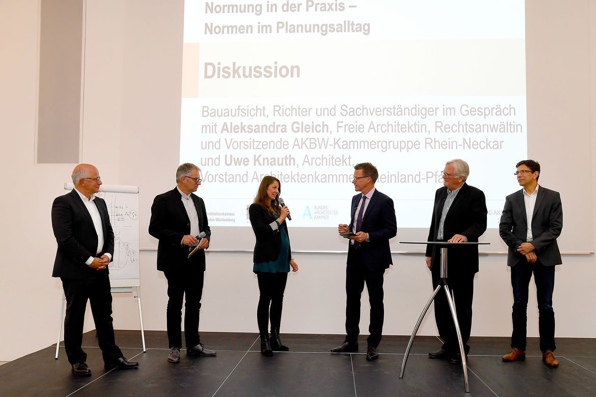 Referenten (v.l.n.r.): Richter Ralf Mai, AKRP-Vorstandsmitglied Uwe Knauth, Architektin und Rechtsanwältin Aleksandra Gleich, Moderator Ralph Szepanski, Architekt und ö.b.u.v. Sachverständiger Sebastian Sage, Stadtplaner Marc Derichsweiler vom Finanzministerium Rheinland-Pfalz