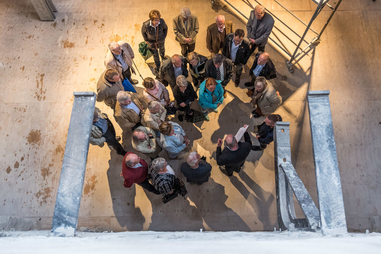 Besuchergruppe vor dem Hochofen