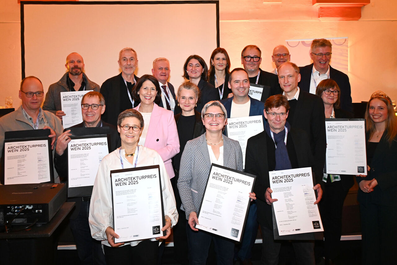 Gruppenbild, die Preistäger prästentieren ihre Urkunden.