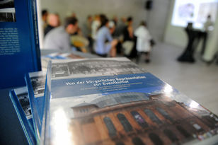 Foto: Kristina Schäfer, Mainz Nahaufnahme auf einen Stapel des Buche „Von der bürgerlichen Repräsentation zur Eventkultur“ von Sascha Salzi.