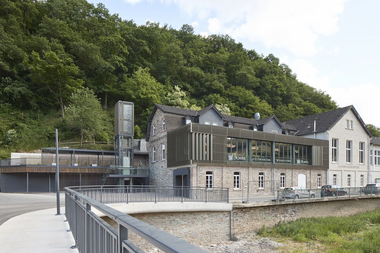 Ansicht des Weingutes vor einem Rebhang