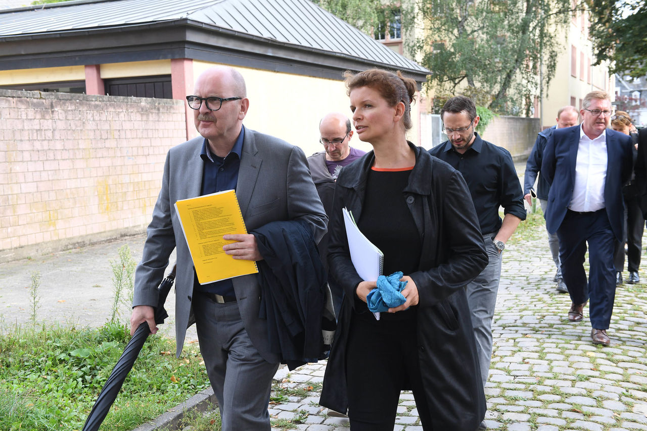 Gerold Reker und Dr. Elena Wiezorek im Gespräch auf dem Weg.