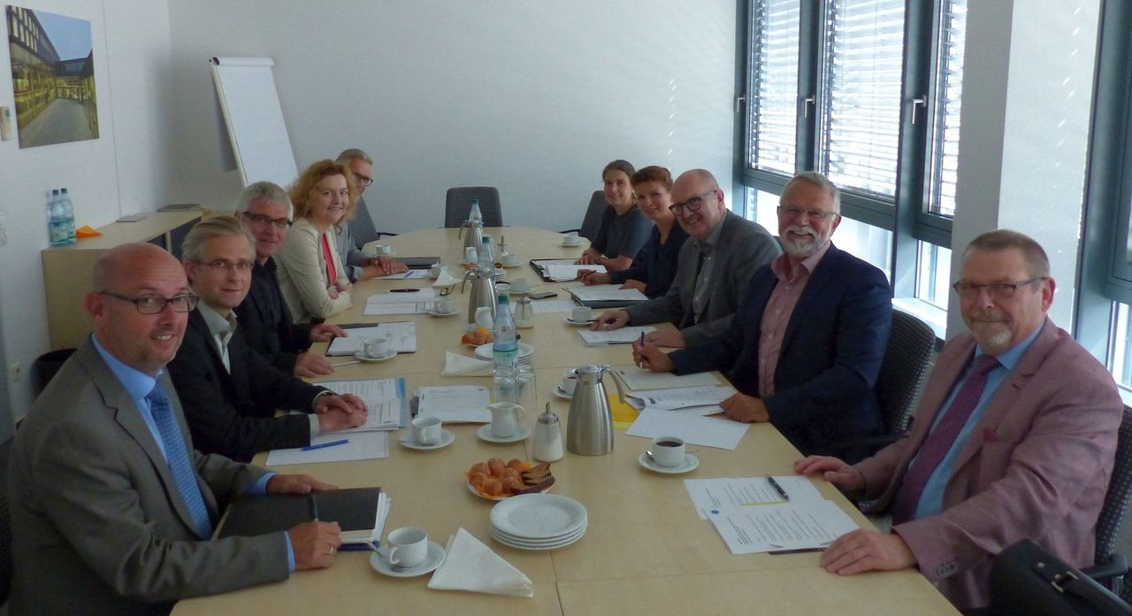 Gemeinsam am Konferenztisch: Vertreter des LBB und der Architektenkammer