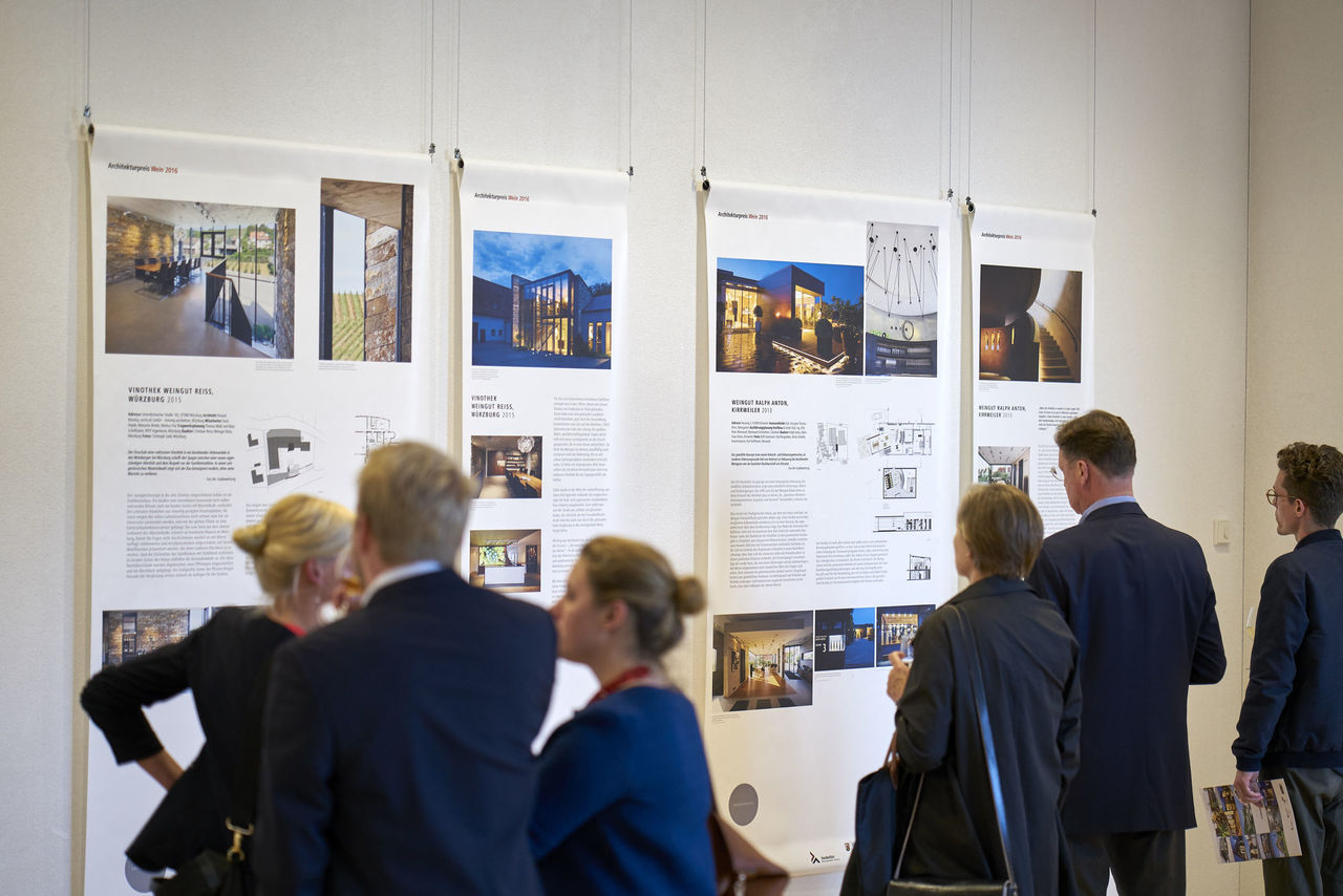 Die Fotoausstellung wird aufmersam studiert.