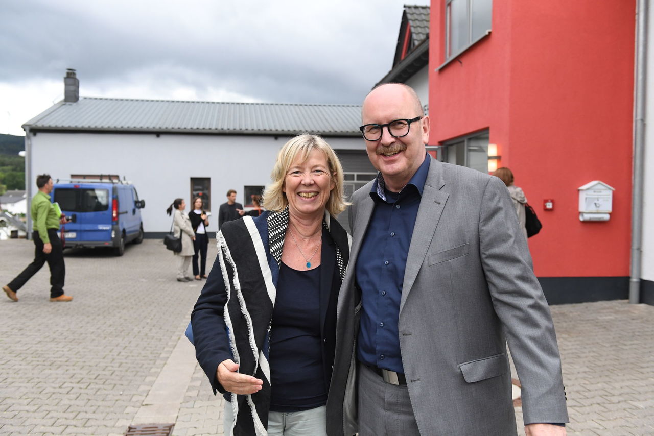 Foto von Doris Ahnen und Gerold Reker während des Rundgangs.