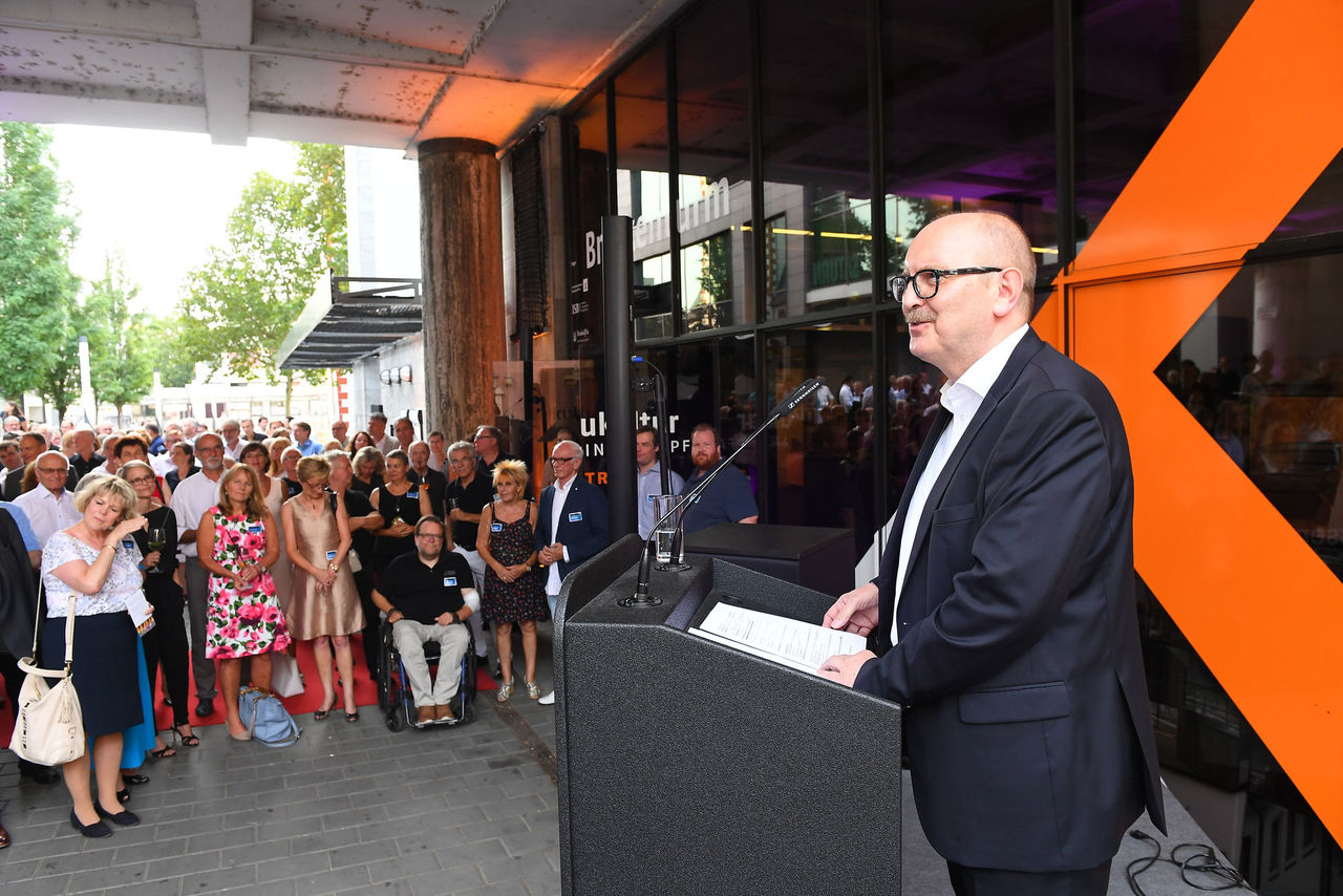 Gerold Reker, Präsident der Architektenkammer Rheinland-Pfalz, auf dem Podium und begrüßt die gut 300 Gäste aus Politik, Verwaltung, (Bau-)Wirtschaft und Kultur, die ins Zentrum Baukultur nach Mainz gekommen sind.