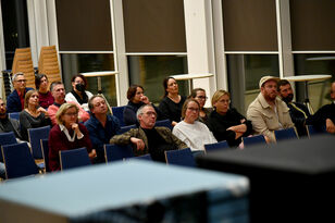 Blick ins Publikum, Saal mit Reihenbestuhlung