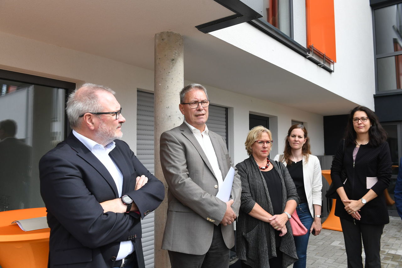 Stefan Bungert, Projektleiter der Wohnungsbaugesellschaft Ingelheim am Rhein GmbH und Architektin Birgit Schuster (Dipl. Ing. (FH), Ingelheim).