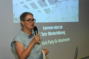 Annette Müller, kommissarische Hauptgeschäftsführerin, moderiert den Abend