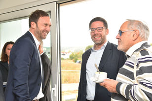 Philipp Fernis, Fraktionsvorsitzender der FDP im rheinland-pfälzischen Landtag, und MdL Dr. Herbert Drumm, Freie Wähler im Gespräch mit Dr. Axel Tausendpfund (ganz links)