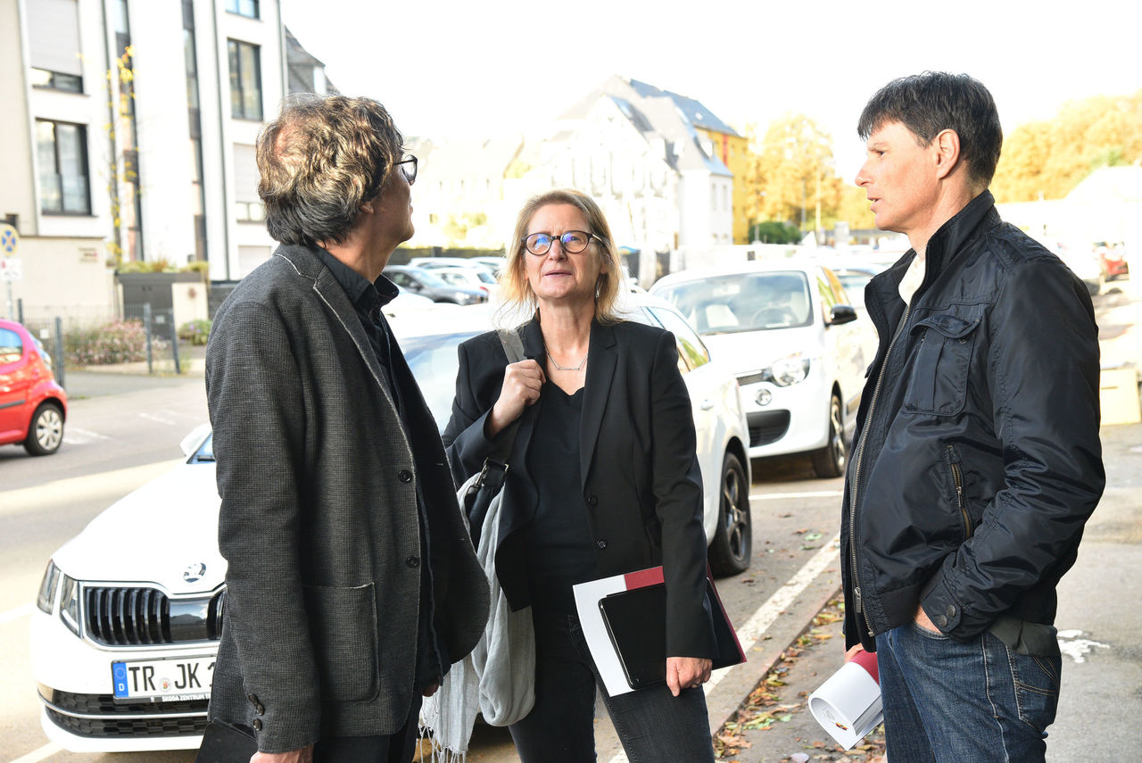 Nach dem Besuch im Maarviertel: Architekt Christian Engel und Architektin Regina Krejcirik mit Vorstandsmitglied Herbert Hofer