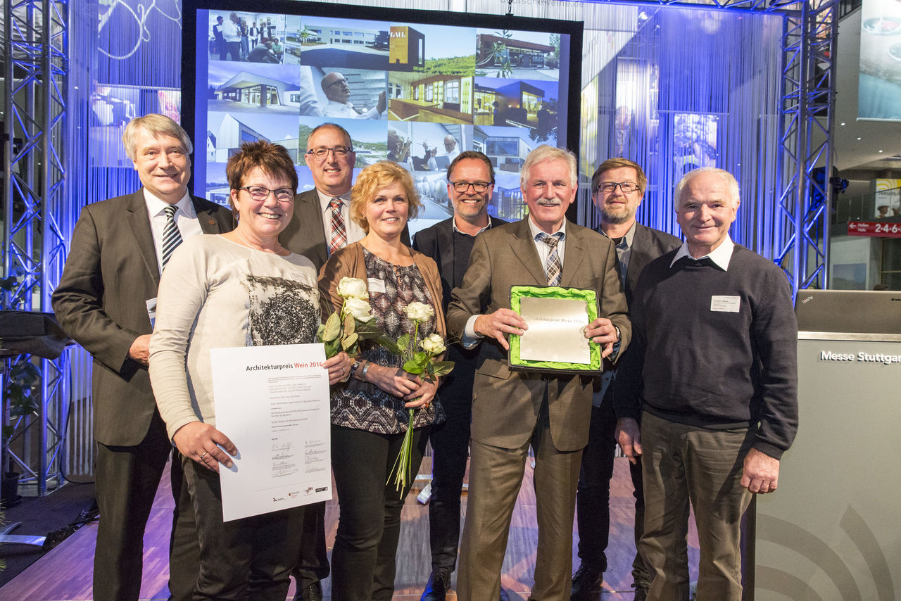 Die Abordnung der Winzergenossenschaft Buchholz-Sexau, Waldkirch-Buchholz mit den Architekten Michael Maucher und Cornell Fuchs, fuchs.maucher.architekten.bda, Waldkirch, im Hintergrund.