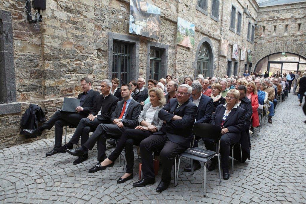 Publikum in mittelalterlich anmutendem Innenhof