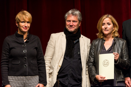 Martina Münch (DNK-Präsidentin) mit Preisträgerin Dr. Susanne Werling (rechts) und deren Kameramann Oliver Kachlicki.
