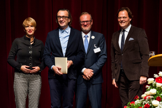 Martina Münch (DNK-Präsidentin), Preisträger Markus Clauer, Uwe Koch (Leiter DNK-Geschäftsstelle), Werner von Bergen (Vorsitzender der DNK AG Öffentlichkeitsarbeit und Laudator)