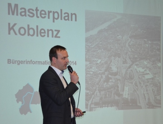 Foto Stadtplaner Thilo Gries, Leiter der Stabsstelle für integrierte Stadtentwicklung, Stadt Koblenz beim Referieren