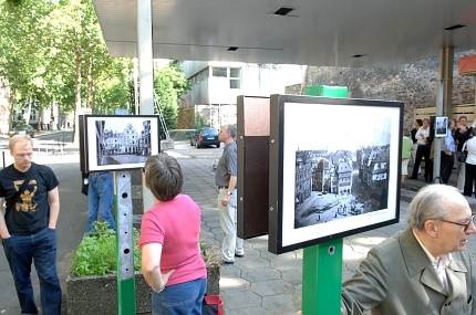 Foto: Besucher betrachten die im Außenraum gezeigte Ausstellung