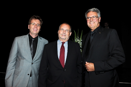 Finanz- und Bauminister Dr. Carsten Kühl und Kammerpräsident Stefan Musil mit Dr. Michael Coridaß (in der Mitte)