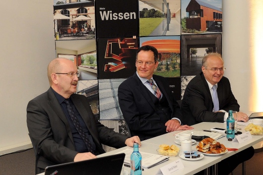 Der Mainzer Oberbürgermeister Michael Ebling, der Geschäftsführer der GVG Grundstücksverwaltungsgesellschaft der Stadt Mainz mbH, Franz Ringhoffer und Architektenkammerpräsident Gerold Reker beim Pressegespräch im Zentrum Baukultur.