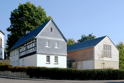 Haus am Straßenrand mit Nebengebäude