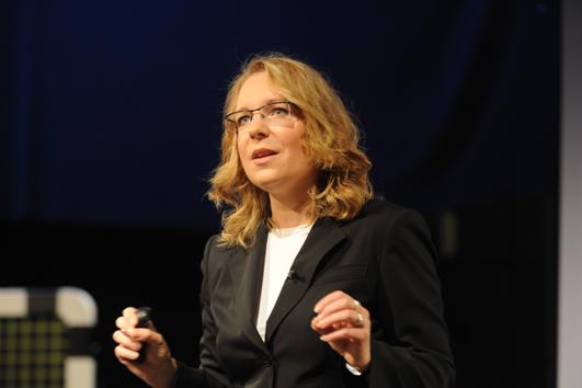Prof. Dr. Claudia Kemfert Prof. Dr. Claudia Kemfert bei ihrem Vortrag