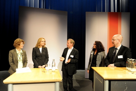 Podiumsdiskussion Podiumsdiskussion, v.l.n.r. Lemke, Kemfert, Hegger, Schuster, Reker