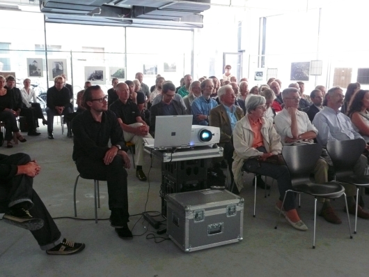 Foto: Blick ins Publikum während des Vortrages von Prof. Durth: Der Saal ist voll.