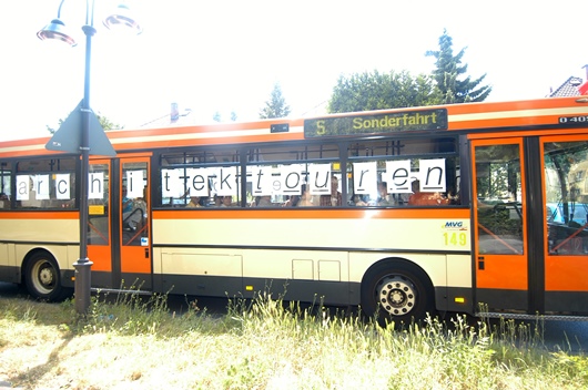 architektouren-Bus_530 Großaufnahme eines Linienbusses mit dem Schriftzug architetouren auf den Scheiben und dem Leuchtschild "Sonderfahrt"