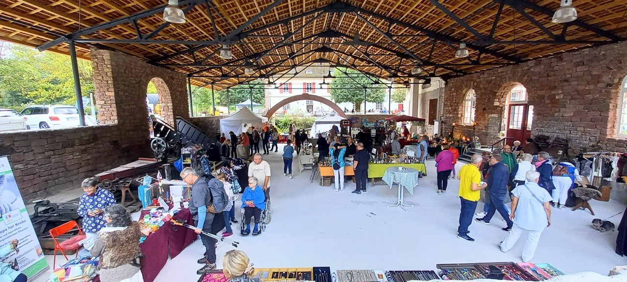 erstes Markttreiben in der offenen Halle